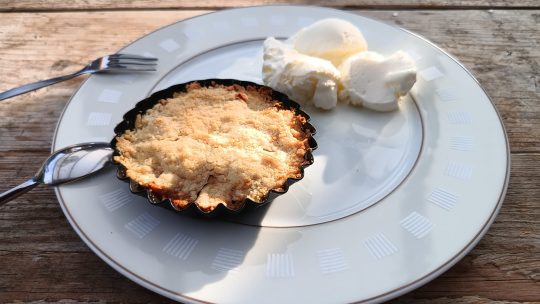 Apple crumble met slagroomijs